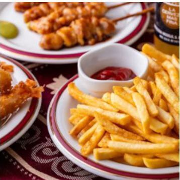 照明が照らしだす壁に仕切られたプライベート個室のご用意◎