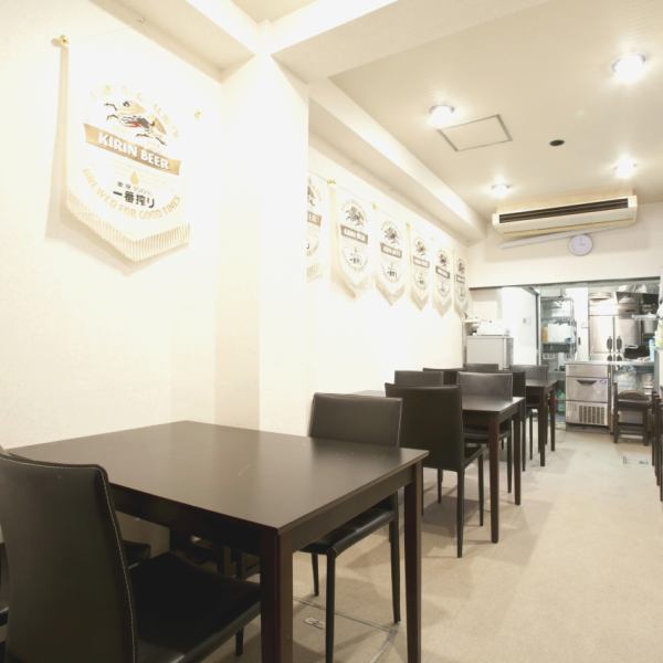 A black table in a white shop.The interior of the restaurant has a calm atmosphere with chicly colored seats and a space where you can relax and enjoy your meal.The table can be moved freely according to the number of people, so it can be used for a variety of situations such as company drinking parties and various banquets.It's great for everyone to have fun together, or it's great for relaxing and enjoying the taste of the meat. !