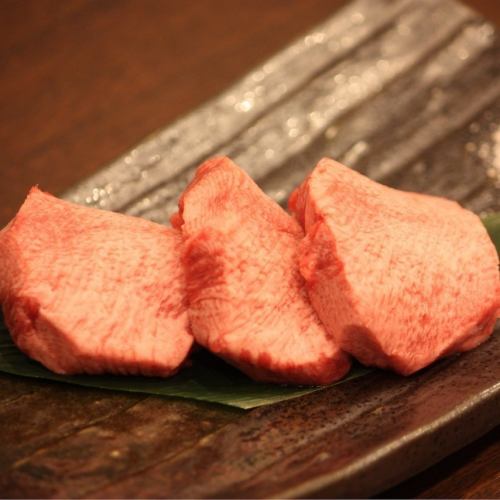 [The carefully selected thickly cut beef tongue is truly exquisite] The finest raw tongue