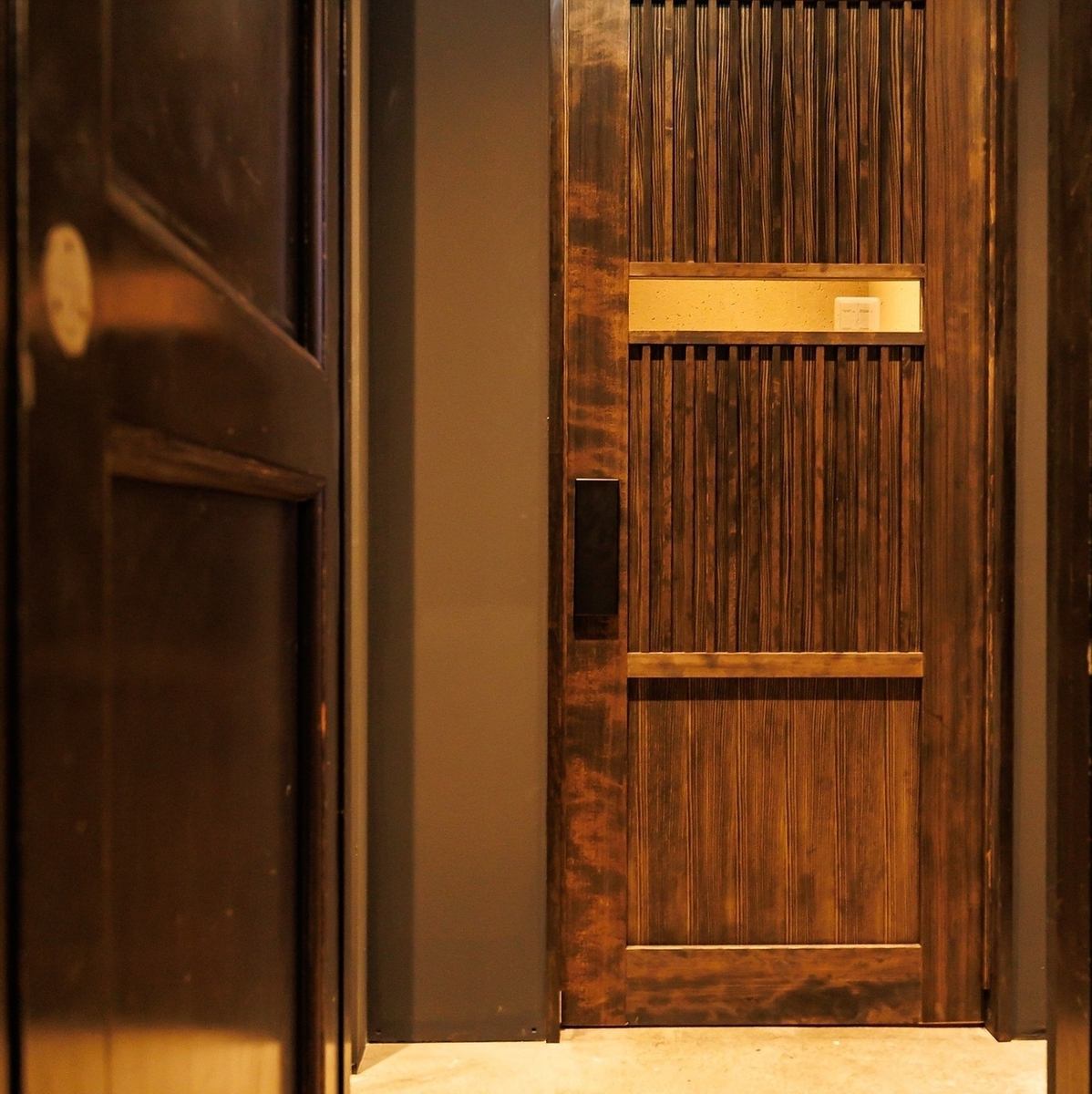 しっぽりと落ち着いた空間でお酒とお食事をお楽しみください。