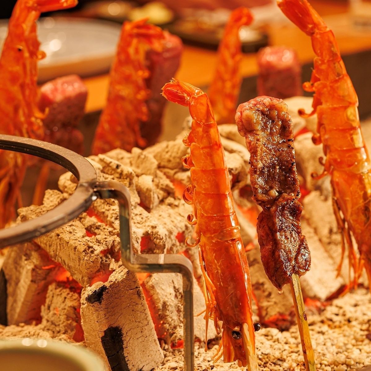 市場直送の新鮮な魚介を囲炉裏で。今までに金山になかったお店