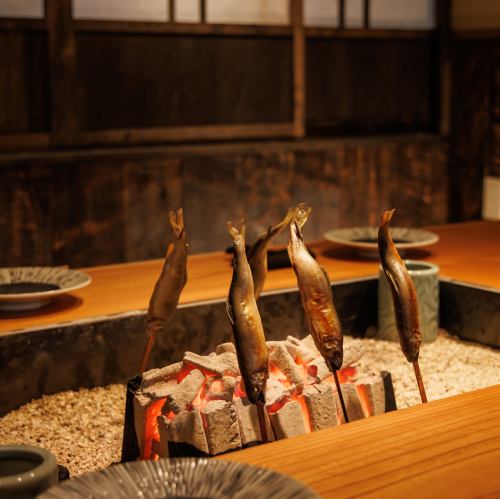 囲炉裏を囲んで、和を感じるお料理をお楽しみください。