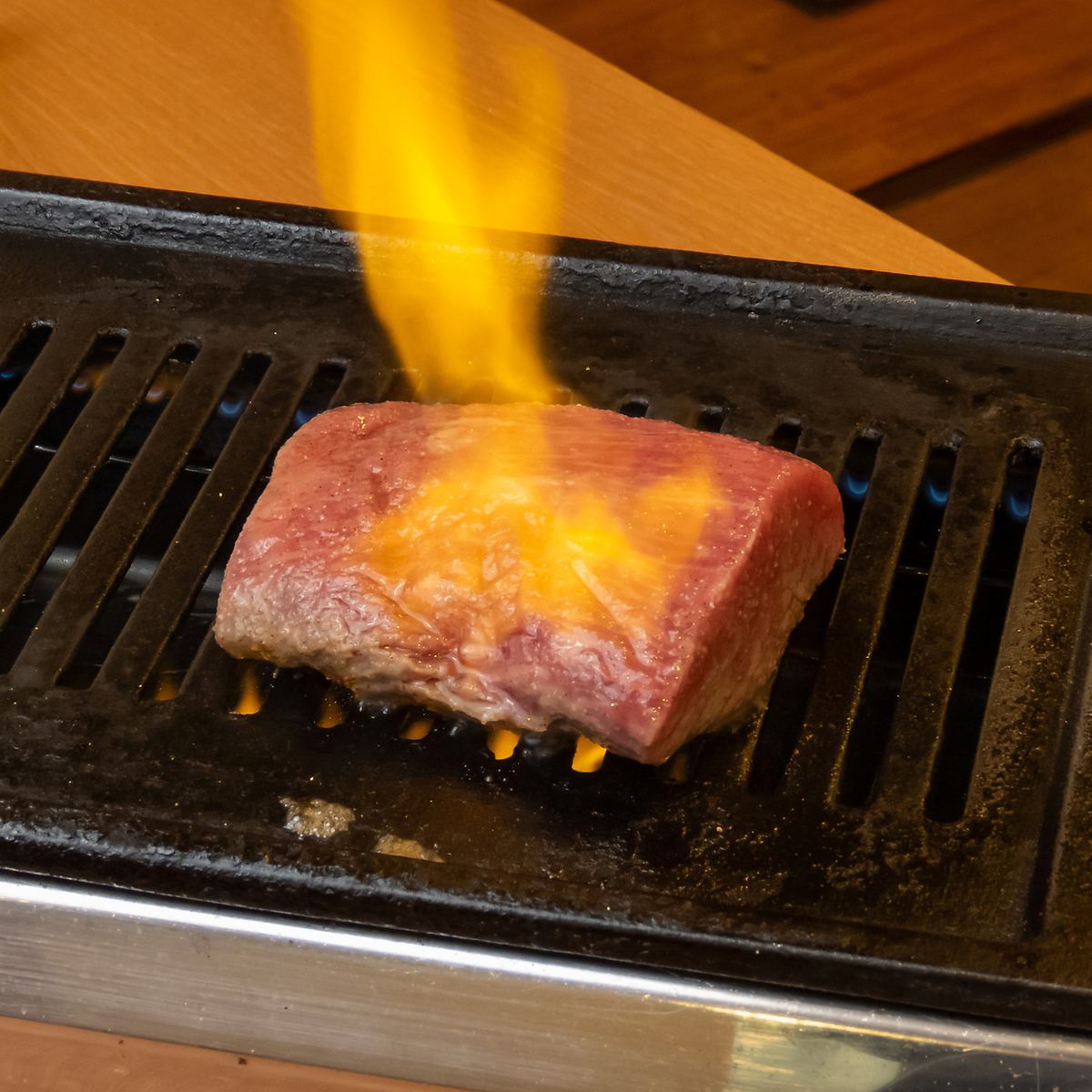 请享用我们的特色肉，包括特大肉。