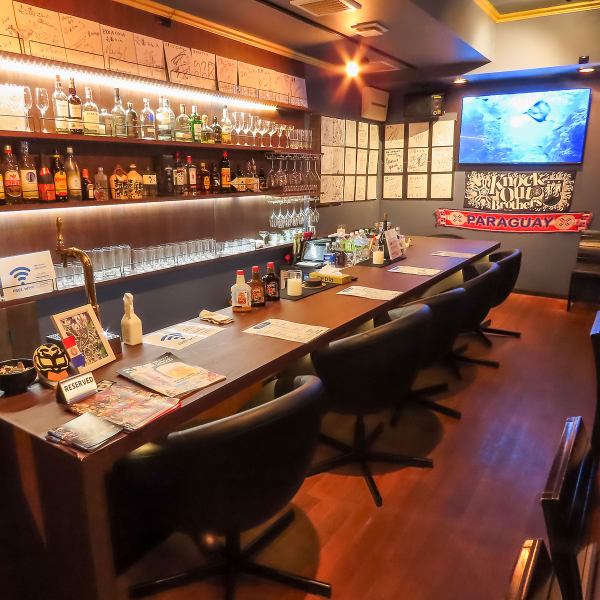 お一人様でのサク飲みやデートにぴったりのカウンター席をご用意。スタッフとの会話を楽しんだり、静かにグラスを傾けたりと、思い思いの時間を過ごせる特等席です。二軒目・三軒目としてのご利用や、ゆったりとしたバータイムにも最適です。各席ごとにコンセントとUSBポートが備え付けられているのもうれしいポイント♪