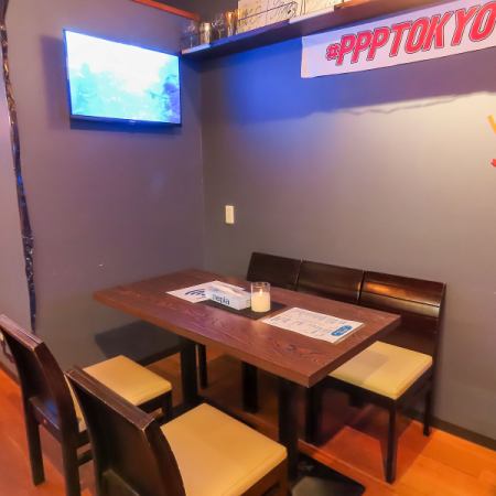 2名様~4名様までご利用可能。ゆったりくつろげるお席です。