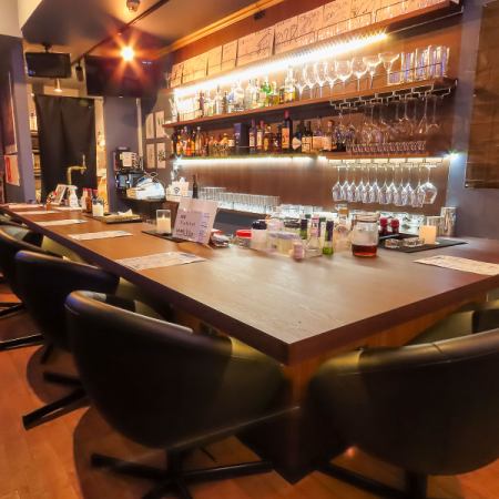 お一人様やデートに。スタッフとの会話も楽しめる特等席です。各席ごとにコンセントとUSBポートが備え付けられています!