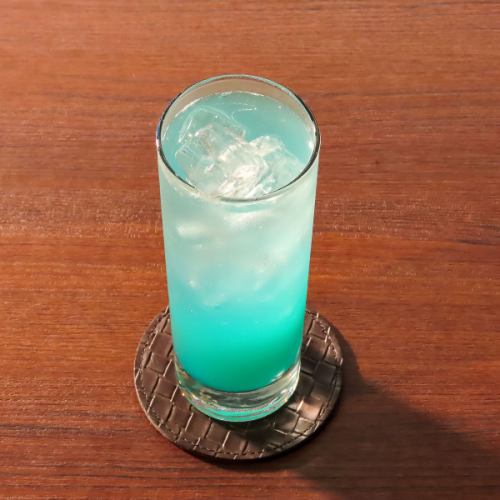 鮮やかなブルーが美しい!オレンジの風味が香る当店オリジナル【ポカコサワー】