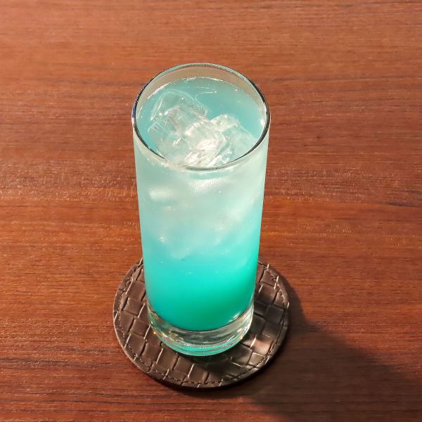 鮮やかなブルーが美しい!オレンジの風味が香る当店オリジナル【ポカコサワー】