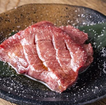 贅沢な肉の旨味を堪能【極厚タンステーキ！】