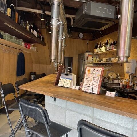 【カジュアルで親しみやすい】全席カウンター席の当店は、気軽に訪れることができるカジュアルな雰囲気。友人や家族と楽しい時間を過ごせます。