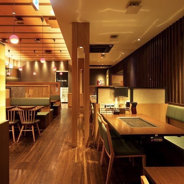 The interior is based on wood.Wide table seats where you can relax and relax.We are open from noon, so for lunch banquets and moms' parties.All-you-can-eat is from 2,178 yen and all-you-can-eat and drink is from 3,500 yen.We will guide you to the lunchtime banquet even more profitably ♪ Please check the course lunch page for details.