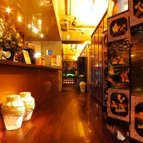 Luxurious store with lots of Chinese traditional crafts