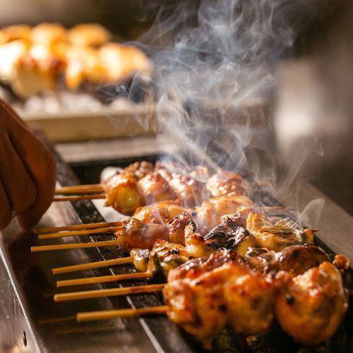 使用精选的炭火烤制的本地鸡的烤鸡肉串