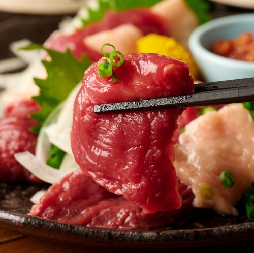 新鲜美味的高级马肉刺身,产地直送