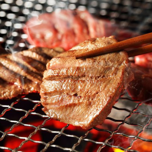 炭火烤制的牛舌也美味多汁!