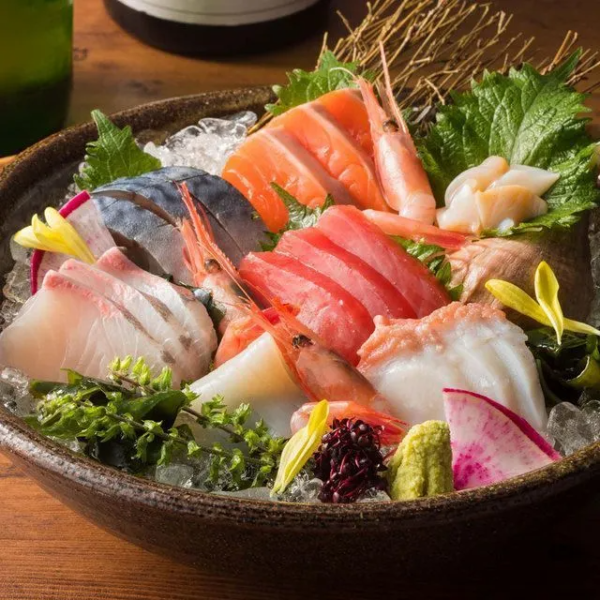 【請享用產地直送的新鮮魚♪】 我們提供了豐盛的漁獲和珍貴的海鮮。