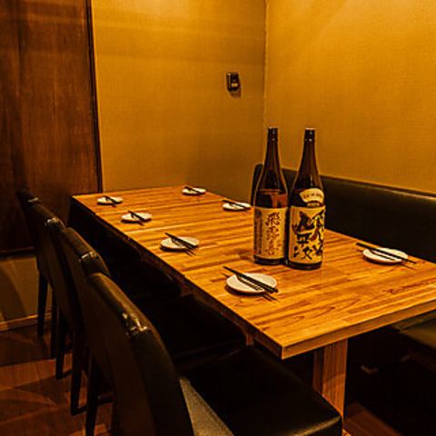 我們準備了一個適合家庭聚餐和週年紀念慶祝的輕鬆空間。這裡有可以放鬆而不必擔心他人目光的私密氛圍,時令菜餚和精選美酒將為您的寶貴時光增添色彩。在充滿日式優雅的溫馨空間中享受輕鬆充實的時光。對於有兒童和老人的家庭,也需要考慮安全問題。