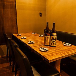 【小人数テーブル】 光と影が織り成す上質空間。都会の喧騒を忘れ大人の時間をゆったり堪能できる空間をご用意!2名~4名の少人数様向けのテーブル席などゆったりと優雅なお時間をお過ごし頂けるこちらのお席は、デートをワンランク上の仕上がりに!サプライズ演出できるデザートプレートもご用意しております!!