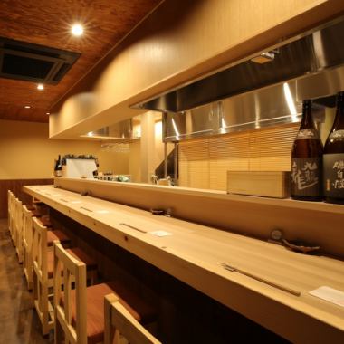 Counter seats are available for 1 to 10 people.You can see the head chef waving his arms in front of you.It is also ideal for dining alone or on a date.