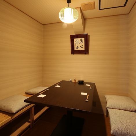 [Japanese style private room available] The completely private room on the 1st floor is a room for up to 4 people.It's perfect for entertaining guests, dating, girls' nights, and small drinking parties! The Japanese-style private room on the 2nd floor is partitioned by shoji screens, so you can take off your shoes and relax.The seats are table seats, and private rooms that can be used by 4 to 10 people are available.It is a space where you can stretch your legs and relax while eating and drinking.