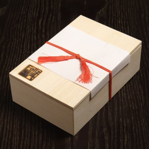 【土特产】八丁味噌奶油蛋糕巧克力，非常适合作为娱乐礼物或见面会时送给父母的礼物，2700日元（含税）