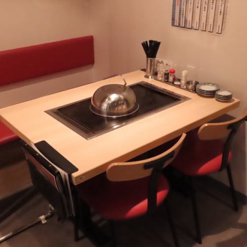 テーブル席は2名様～最大24名迄収容可能！はご用意しております。美味しいお酒と美味しいお料理をお楽しみください♪