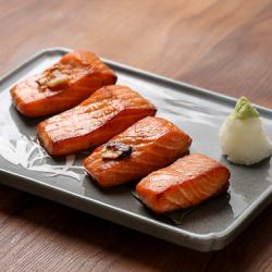 サーモンのニンニク醤油漬け