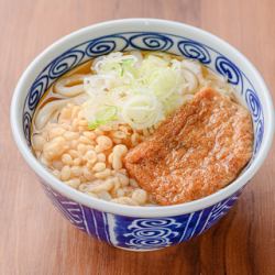 温かいきつねうどん 