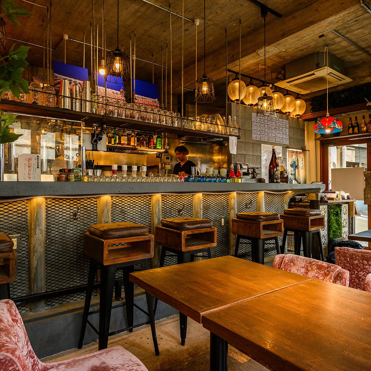 沖縄の夜を丸ごと楽しむ!創作料理・ミュージックバーが楽しめるエンタメ琉球酒場