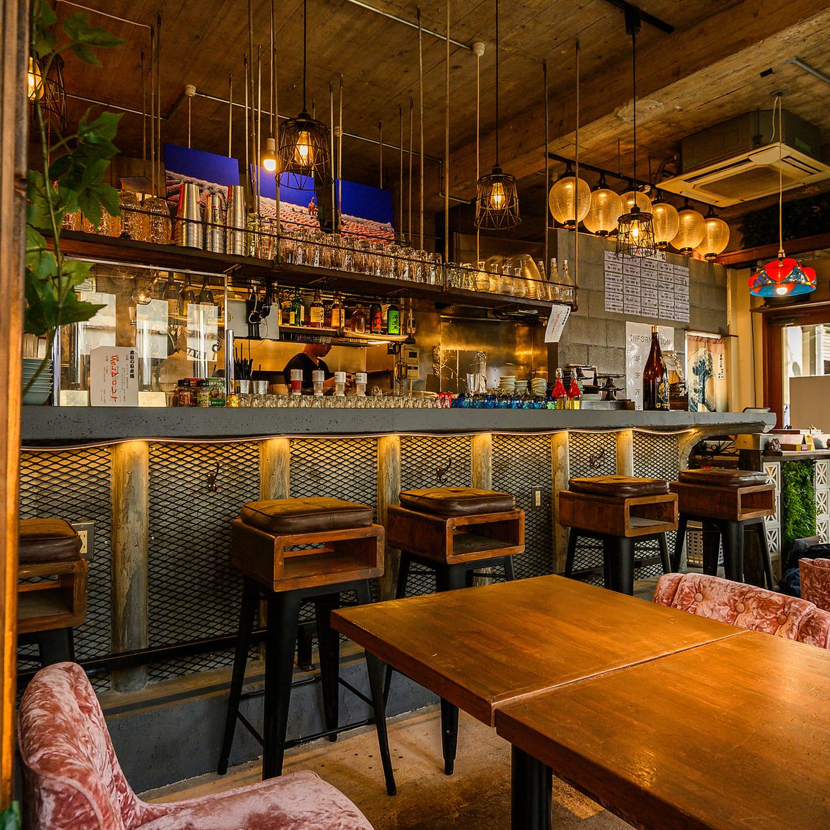 イチから自分たちで作り上げた、落ち着いた雰囲気の店内♪