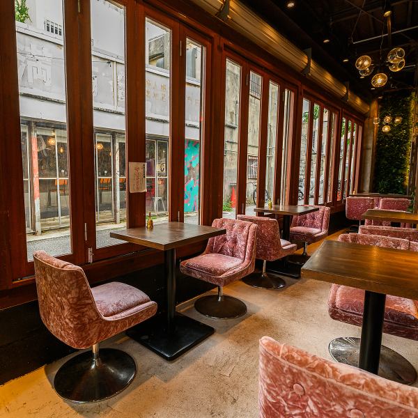 ゆったりとくつろげるテーブル席は、柔軟に連結可能で少人数~大人数まで利用可能!デートや模合などのプライベートシーンや、各種宴会などのパーティーシーンにも最適です♪