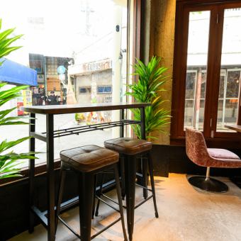 那覇の路地を眺める、横並びのカップルシート