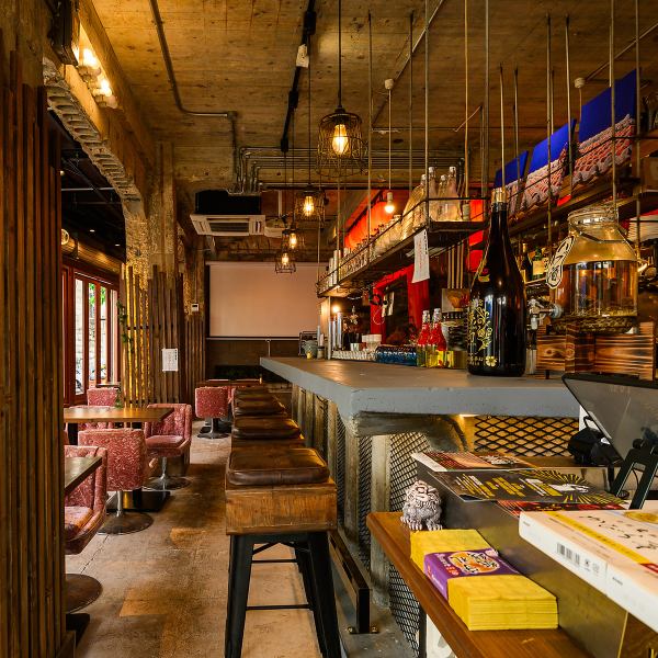 沖縄の風を感じる当店で、創作料理や心躍るミュージックを楽しみませんか?ゆったり落ち着けるカウンター席♪お1人様も大歓迎です。思い出に残るひとときをお過ごしください。