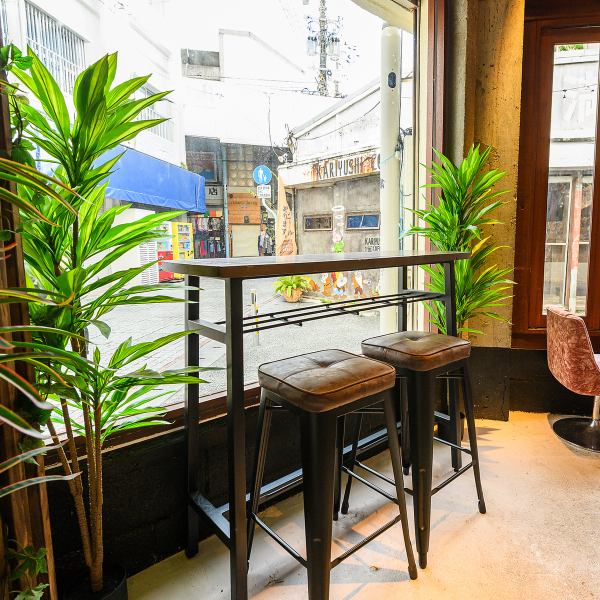 那覇の路地を眺められる、横並びのカップルシートは、特別なひとときを演出します。美味しい料理と心地よい音楽で、素敵な思い出を作りに来てください。お待ちしています!