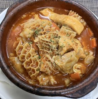 カジョス（牛胃袋のガリシア風煮込み）