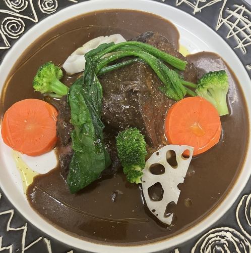 牛ほほ肉の赤ワイン煮込み