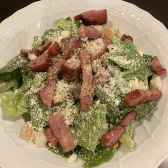 熟成ベーコンとロメインレタスのシーザーサラダ