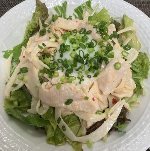 鶏ささみと温玉のサラダ