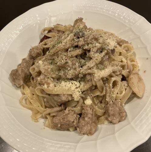 自家製サルシッチャとキノコのパスタ（タリアテッレ）