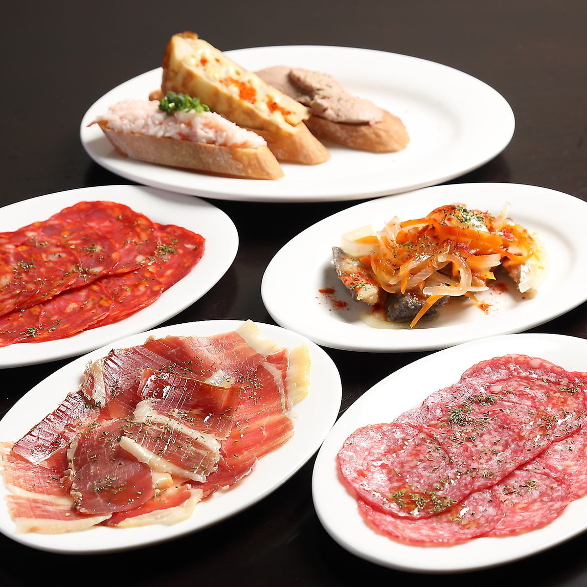 お肉料理からデザート迄、その時々の厳選食材で自慢の料理を・・