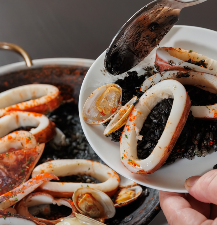 自慢のパエリアは具沢山でお得感が満載です！2人前のレギュラーサイズと4人前のラージサイズがございます♪