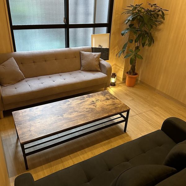 当店には、特別なひとときを楽しむためのソファー席が用意されています！時には観葉植物を眺め、横並びでリラックスしながらシーシャを楽しむことができるので、デートや女子会にもぴったりです！心地よい空間で友達との会話も弾みます☆香り豊かなシーシャを吸いながら、心温まるひとときをお過ごしくださいませ！