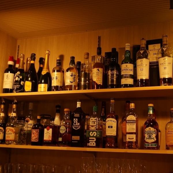 店内は温かみのあるデザインで、選び抜かれたインテリアが落ち着いた雰囲気を演出しております♪友人とのおしゃべりや、一人でのくつろぎにも最適な空間です☆広々とした席間隔の為、周囲を気にせずゆったりとした時間をお楽しみいただけます！是非お気軽にお立ち寄りくださいませ☆
