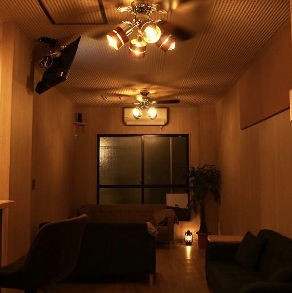 当店には、特別なひとときを楽しむためのソファー席が用意されています！時には観葉植物を眺め、横並びでリラックスしながらシーシャを楽しむことができるので、デートや女子会にもぴったりです！心地よい空間で友達との会話も弾みます☆香り豊かなシーシャを吸いながら、心温まるひとときをお過ごしくださいませ！