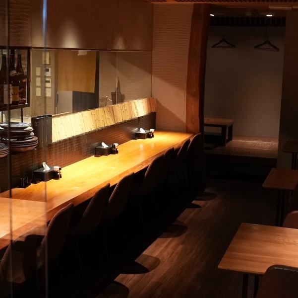 木目調の落ちついた店内。カウンター8席ございます。デートやお仕事帰り、お一人様も大歓迎です。大将が目利きした新鮮な海鮮と日本酒をお楽しみください。