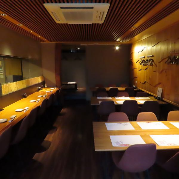 木目調の落ちついた店内。テーブル6席×３つご用意しております。デートやお仕事帰り、お一人様も大歓迎です。大将が目利きした新鮮な海鮮と日本酒をお楽しみください。