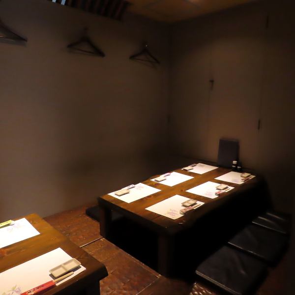 木目調の落ちついた店内。半個室6名様×２つご用意しております。デートやお仕事帰り、お一人様も大歓迎です。大将が目利きした新鮮な海鮮と日本酒をお楽しみください。