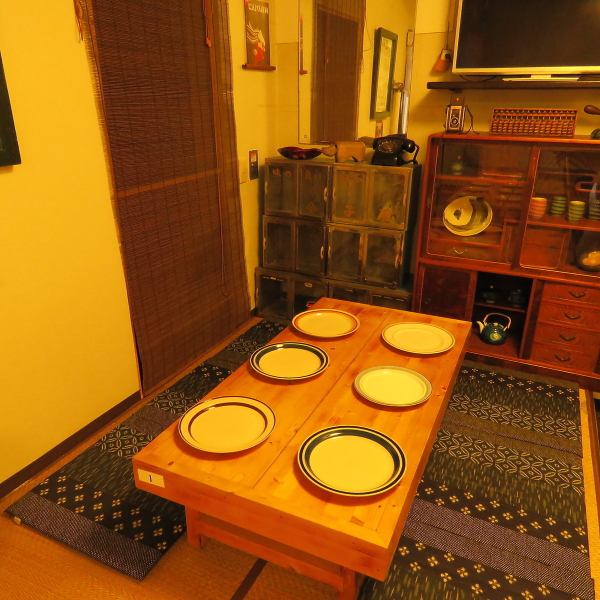 カップルや少人数での食事には、カウンターやコンパクトなテーブル席をご用意◎席同士の間隔を保ちつつ視線に配慮した配置なので、リラックスした雰囲気を楽しめます。ランチ時には明るい自然光が差し込み、夜は落ち着いた照明で演出。食事の時間をより心地よく過ごせる空間づくりに努めています。