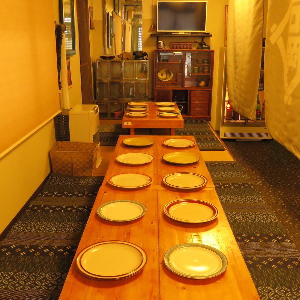 大人数でも快適に過ごせる空間設計が魅力の店舗です◎小上がり席は足を伸ばして寛げるだけでなく、衝立を活用し個室風としても利用可能。団体利用を想定した広々とした配置は、宴会や食事会にも重宝します。ファミリーや会社の集まりなど、多目的利用に最適な環境で、大切な時間を落ち着いて楽しめます！