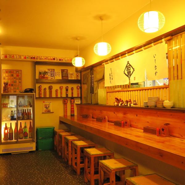 店内は和を基調にした温かみあるインテリアで統一され、外観との調和も楽しめるデザインです◎アクセスも便利で、休日や仕事帰りの利用にも適しています。また、ファミリー層を意識した過ごしやすさが随所に表れ、ランチタイムは禁煙とする配慮も嬉しいポイント！快適さを求める方におすすめの一軒です。